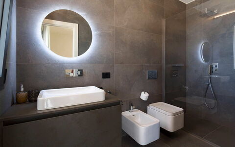 Villa Campo Verde: Bathroom, Plumbing Fixture, Flooring, Wall, Interior Design, Sink, Mirror, Floor, Toilet, Tap