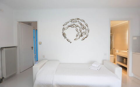 Apartment Rose 1: Bedroom, Bed, Bed Sheet, Bedding, Interior Design, Floor, Furniture, Bed Frame, Linens, Apartment