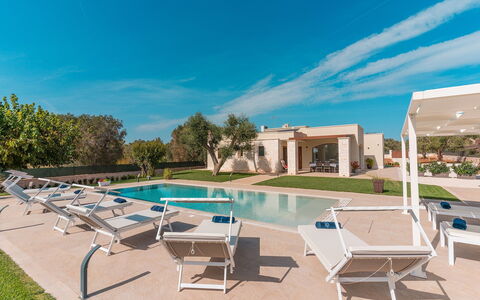 Villa Il Gelsomino: Swimming Pool, Resort, Residential Area, Estate, Garden, Landscaping, Hacienda, Shade, Villa, Courtyard
