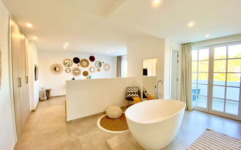 Villa Joel: Interior Design, Flooring, Floor, Furniture, Plumbing Fixture, Bathtub, Ceiling, Lighting, Home, Bathroom