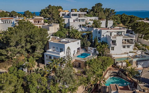 Villa Joel: Tree, Residential Area, House, Home, Landscape, Apartment, Estate, Urban Design, Human Settlement, Resort