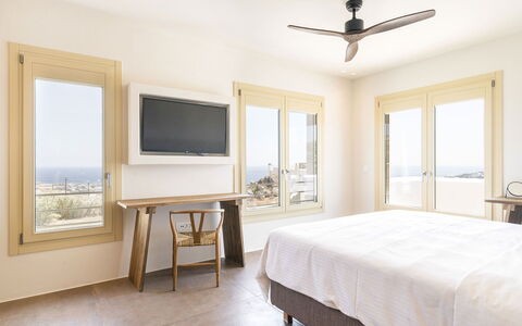 Villa Wolf: Wood, Apartment, Balcony, Wood Stain, Hardwood, Chair, Hotel, Bedroom, Daylighting, Bed