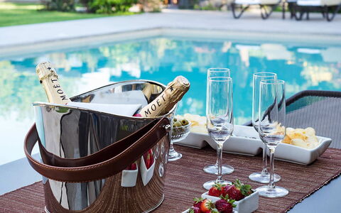 Villa Monte Serra: Bottle, Tableware, Drinkware, Wine Bottle, Glass Bottle, Wine, Glass, Barware