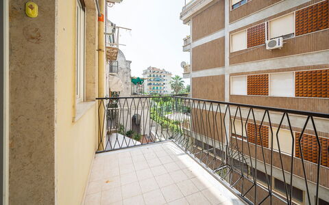 Maison Maiori: Apartment, Composite Material, Balcony, Condominium, Handrail, Daylighting