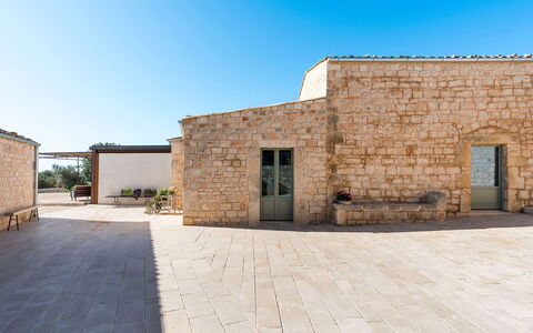 Villa del Sole: Sky, Wall, Architecture, Composite Material, Brick, Concrete, Brickwork, Shade, Tile