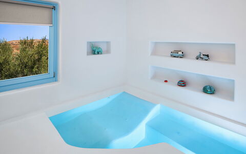 Villa Apanema: Blue, Interior Design, Ceiling, Composite Material, Plumbing Fixture, Swimming Pool, Bathtub, Design, Hotel, Plaster