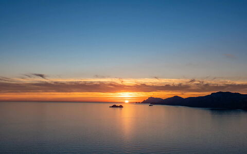 Villa Madonna di Costantinopoli: Water, Horizon, Water Resources, Afterglow, Body Of Water, Sunset, Dusk, Orange, Sunrise