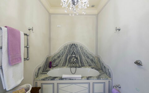 Villa Silva: Interior Design, Plumbing Fixture, Bathtub, Tap, Plumbing, Bathroom, Home, Ceiling, Molding, Tile