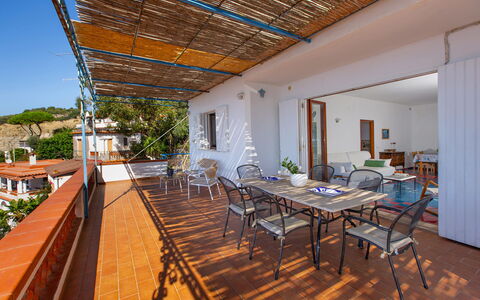 Sea Scent: Furniture, Chair, Kitchen & Dining Room Table, Balcony, Outdoor Furniture, Outdoor Table, Houseplant, Shade, Wood Stain, Eco Hotel
