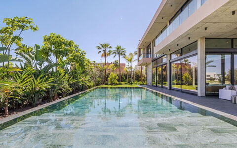 Villa Nadia: Tree, Residential Area, Resort, Swimming Pool, Home, Estate, Eco Hotel, Mansion, Hotel