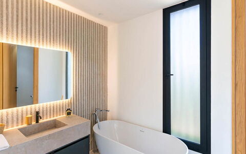 Villa Hamza: Interior Design, Bathroom, Wall, Plumbing Fixture, Flooring, Mirror, Tap, Floor, Plumbing, Lighting