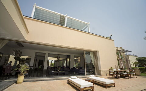 Villa Malak: Shade, Outdoor Structure, Chair, Houseplant, Courtyard, Balcony, Villa, Daylighting, Outdoor Furniture
