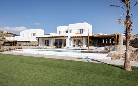Villa Aspasia: Resort, Swimming Pool, Villa, Eco Hotel, Hotel, Kitchen & Dining Room Table