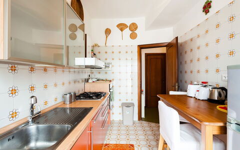 Apartment Snicher: Interior Design, Flooring, Kitchen, Wood, Furniture, Floor, Countertop, Room, Lighting, Cabinetry
