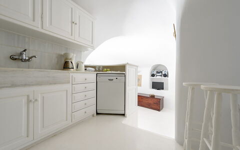 Casa Daphne: Wall, Interior Design, Flooring, Floor, Ceiling, Cabinetry, Countertop, Room, Kitchen, Tap