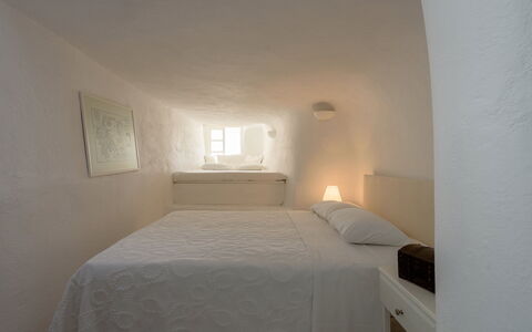 Casa Daphne: Wall, Bedroom, Bedding, Bed, Bed Sheet, Pillow, Bed Frame, Hotel, Plaster, Throw Pillow