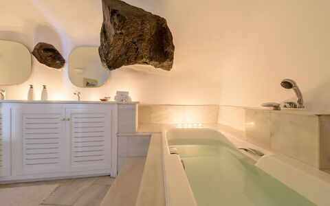 Casa Daphne: Plumbing Fixture, Flooring, Bathtub, Interior Design, Floor, Lighting, Furniture, Bathroom, Room, Plumbing
