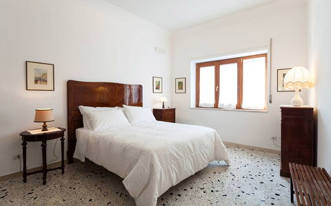Casa Gina: Flooring, Wall, Floor, Interior Design, Wood, Furniture, Ceiling, Bed, Bedroom, Room