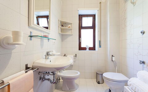 Casa Gina: Flooring, Toilet Seat, Interior Design, Floor, Plumbing Fixture, Bathroom Sink, Toilet, Bathroom, Sink, Room