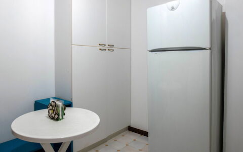 Apartment Alan: Floor, Room, Major Appliance, Home Appliance, Paint, Aluminium