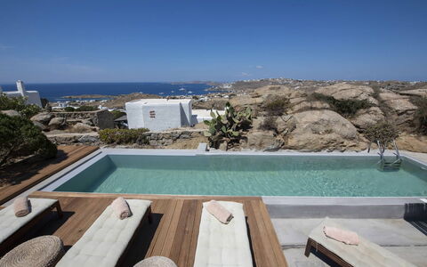 Boho House: Outcrop, Swimming Pool, Penthouse Apartment