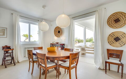 Can Las Palmas: Furniture, Interior Design, Table, Flooring, Wood, Chair, Floor, Kitchen & Dining Room Table, Dining Room, Ceiling