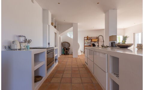 Can Lorenzo: Flooring, Interior Design, Floor, Countertop, Wood, Ceiling, Kitchen, Furniture, Cabinetry, Lighting