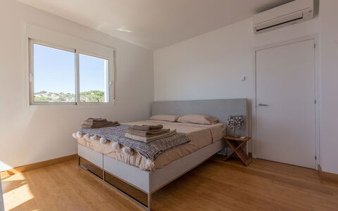 Can Lorenzo: Bed, Bedroom, Wall, Floor, Furniture, Wood, Interior Design, Flooring, Bed Sheet, Bedding