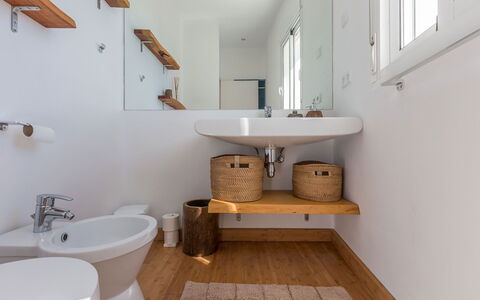 Can Lorenzo: Wall, Plumbing Fixture, Interior Design, Wood, Flooring, Bathroom Sink, Floor, Sink, Ceiling, Bathroom