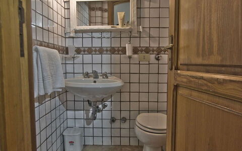 Casa 2 Ulivi: Wall, Bathroom Sink, Plumbing Fixture, Interior Design, Bathroom, Flooring, Sink, Floor, Tap, Plumbing