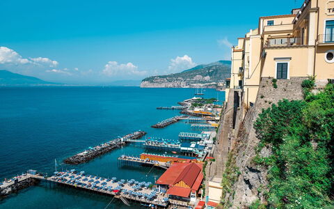 Casa Chicco: Body Of Water, Sea, Coast, Coastal And Oceanic Landforms, Boat, Watercraft, Ocean, Lake, Dock, Port
