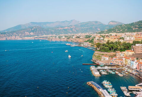 Casa Chicco: Water, Body Of Water, Mountainous Landforms, Boat, Watercraft, Coast, City, Coastal And Oceanic Landforms, Sea, Mountain