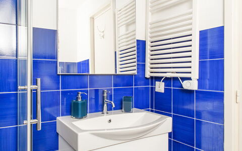 Casa Giardino: Blue, Flooring, Floor, Plumbing Fixture, Interior Design, Bathroom, Tile, Composite Material, Plumbing, Toilet