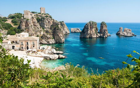 Casa Riccio: Water, Body Of Water, Coast, Coastal And Oceanic Landforms, Sea, Natural Landscape, Rock, Promontory, Headland, Terrain