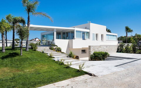 Casa Sunshine: Sky, Home, Architecture, Facade, Residential Area, Estate, Composite Material, Shade, Mansion, Villa