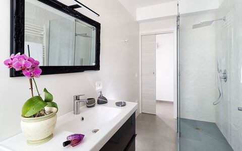 Casa Sunshine: Bathroom, Interior Design, Plumbing Fixture, Flooring, Mirror, Floor, Bathroom Sink, Bathroom Cabinet, Tap, Sink