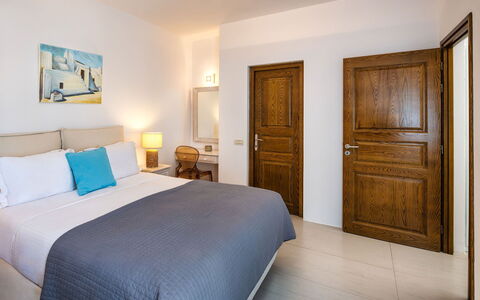 Guest House Levantes: Furniture, Interior Design, Flooring, Floor, Wood, Room, Ceiling, Bed, Bedroom, Lighting