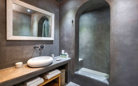 Guest House Levantes: Interior Design, Flooring, Plumbing Fixture, Floor, Plumbing, Bathroom, Ceiling, Tap, Natural Material