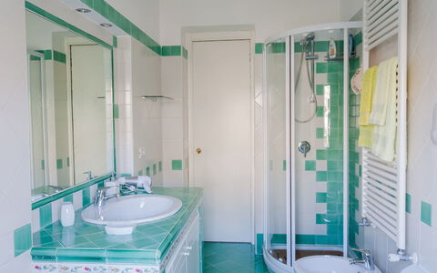 Il Giardino di Ravello: Interior Design, Flooring, Floor, Plumbing Fixture, Bathroom, Bathroom Sink, Plumbing, Tap, Room, Ceiling
