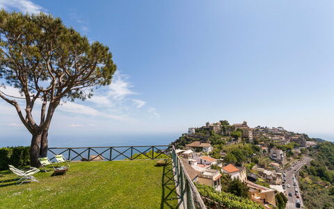Il Giardino di Ravello: Blue, Coast, Horizon, Sea, Coastal And Oceanic Landforms, Ocean, Hill Station, Shore, Promontory