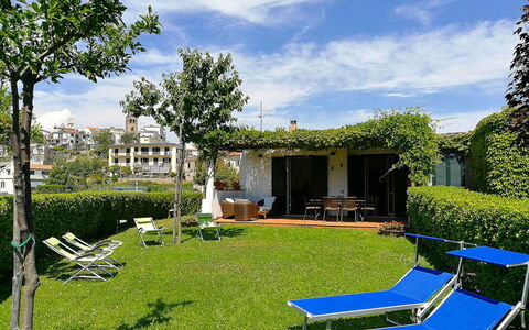 Il Giardino di Ravello: Shrub, Garden, Groundcover, Lawn, Outdoor Furniture, Shade, Backyard, Yard, Landscaping, Hacienda