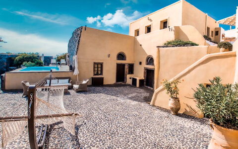 Mansion Kyani: Wall, Architecture, Estate, Courtyard, Villa, Balcony, Hacienda, Stairs, Houseplant, Flowerpot