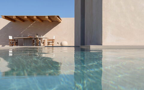 Thera King: Composite Material, Swimming Pool