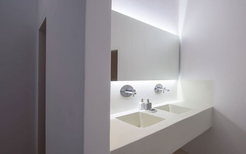 Thera Queen: Plumbing Fixture, Interior Design, Sink, Flooring, Tap, Bathroom Sink, Bathroom, Plumbing, Ceiling