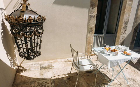 Villa Acreide: Wall, Furniture, Chair, Flowerpot, Houseplant, Lamp, Balcony, Plaster, Light Fixture