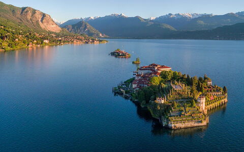 Villa Alina: Water, Body Of Water, Coastal And Oceanic Landforms, Waterway, Lake, Coast, Tourist Attraction, Sea, Mountain Range