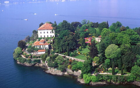 Villa Alina: Water, Body Of Water, Waterway, Coastal And Oceanic Landforms, Watercourse, Bank, Lake, Coast, Tourist Attraction, Estate