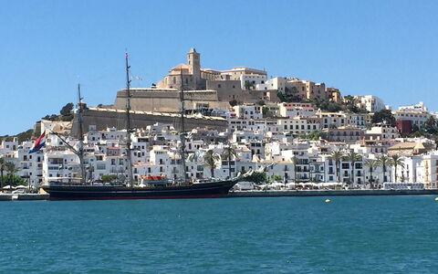 Villa Arenas: Boat, Sea, Coastal And Oceanic Landforms, Watercraft, Tourist Attraction, Port, Coast, Channel, Marina, Harbor