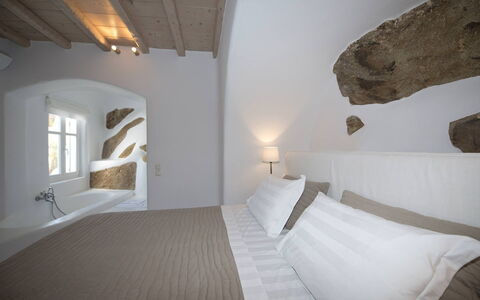 Villa Azur: Wall, Bedroom, Ceiling, Bedding, Bed, Bed Sheet, Pillow, Hotel, Linens, Suite
