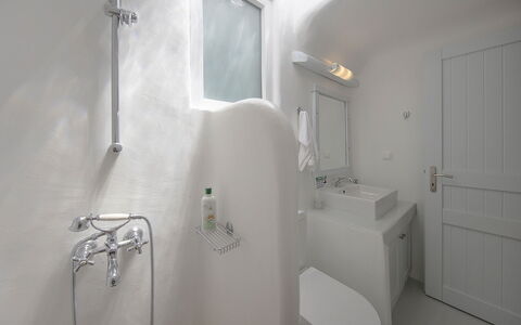Villa Cassandra: Wall, Plumbing Fixture, Bathroom, Sink, Interior Design, Ceiling, Tap, Bathtub, Plumbing, Flooring